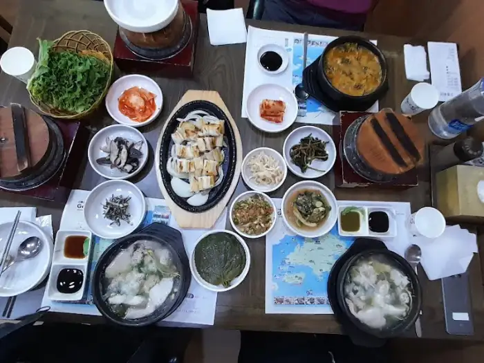 테이블에 차려진 다양한 음식들