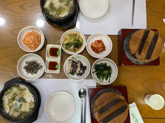 돌솥밥과 탕, 반찬이 함께 나온 상차림