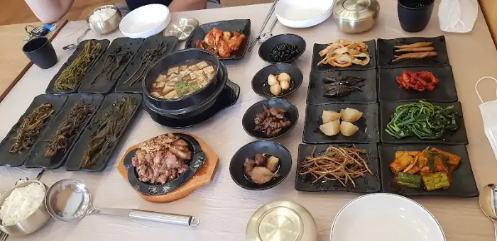 푸짐한 산야초 장아찌 정식 한 상 차림