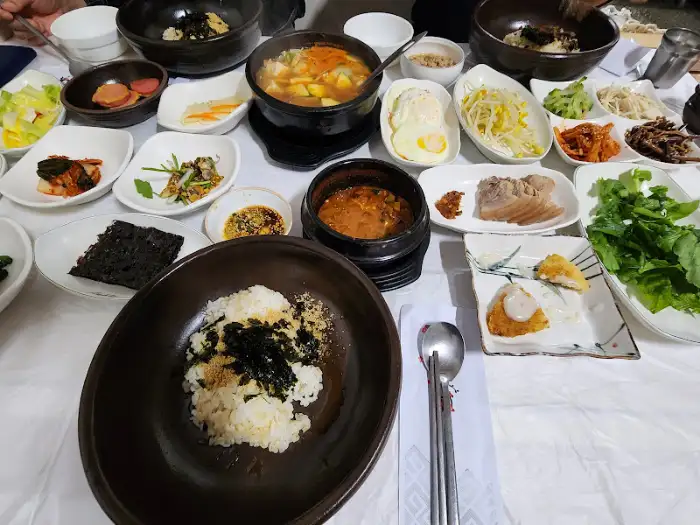 다양한 나물 반찬과 밥