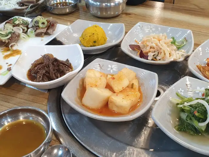 테이블에 차려진 다양한 반찬들
