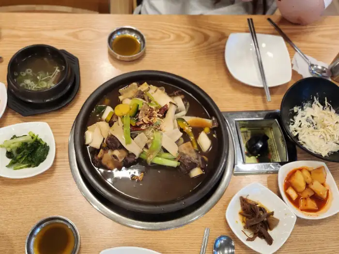 매콤하게 보이는 갈비찜 메뉴