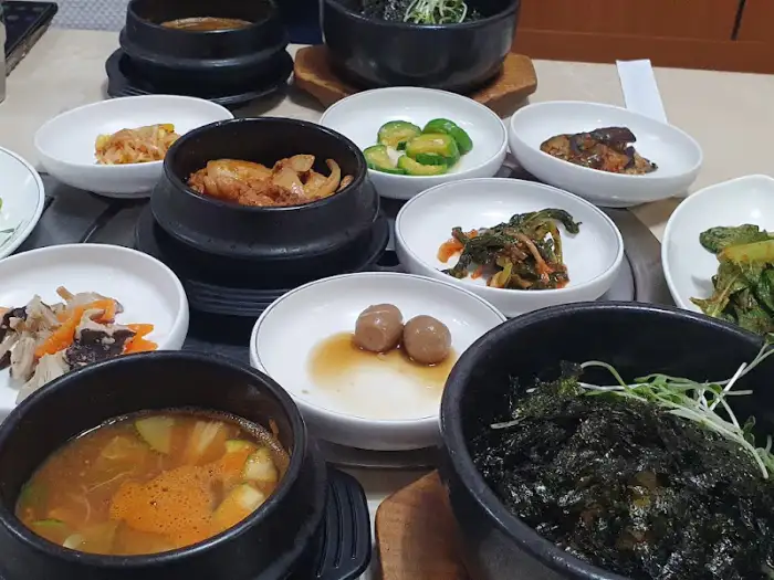 다양한 뚝배기 음식과 반찬들