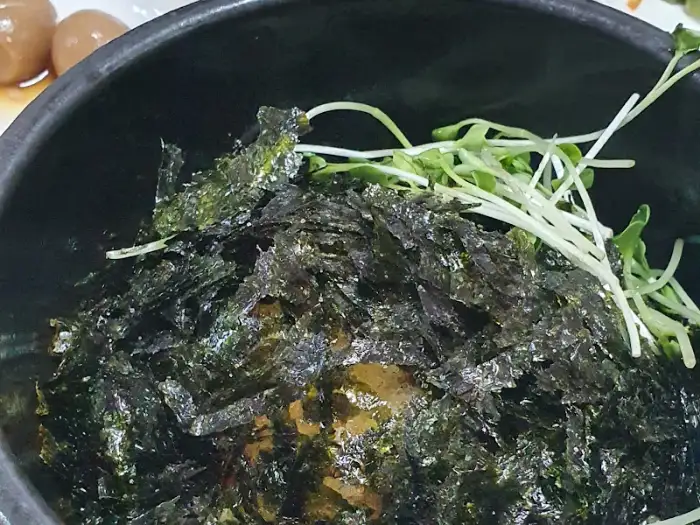 알밥 그릇 위에 듬뿍 올라간 김가루와 채소