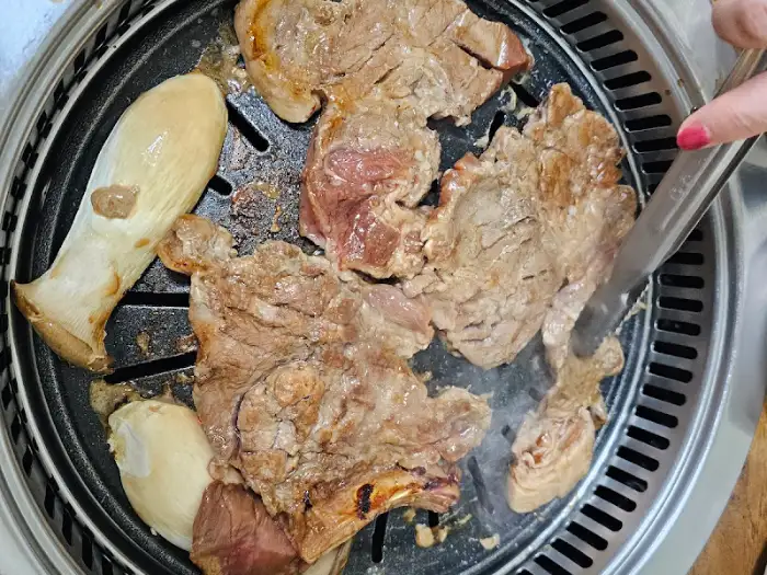 불판 위에서 맛있게 구워지고 있는 돼지갈비