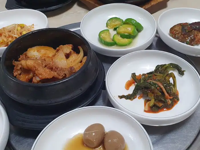 다양한 반찬 접시와 뚝배기 음식