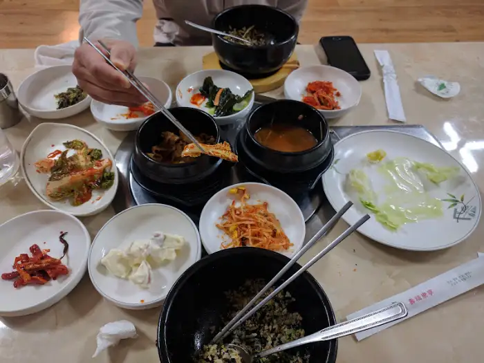 테이블 위에 놓인 음식들, 손으로 집어먹는 모습