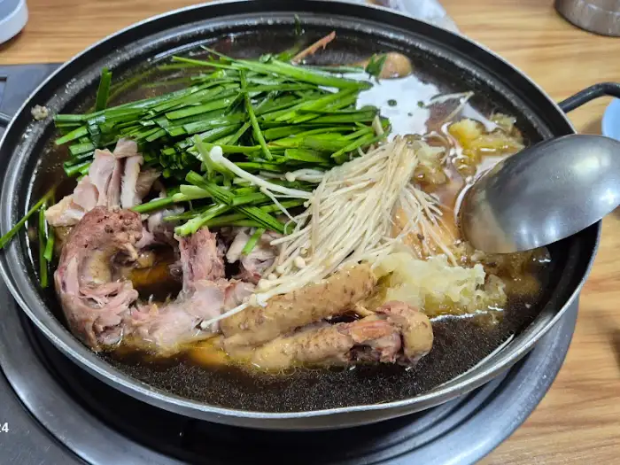 옻오리백숙 근접 촬영