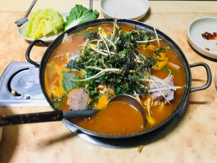 풍성한 채소가 듬뿍 올라간 감자탕 냄비