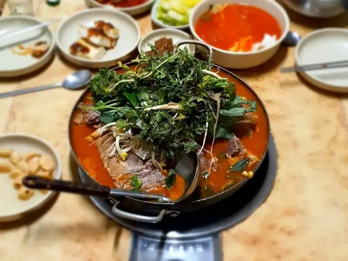 테이블에 차려진 푸짐한 감자탕 한 상