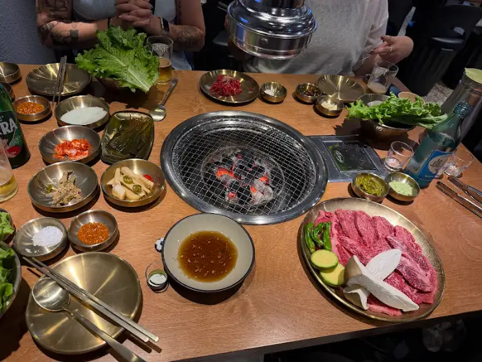 푸짐한 밑반찬과 숯불
