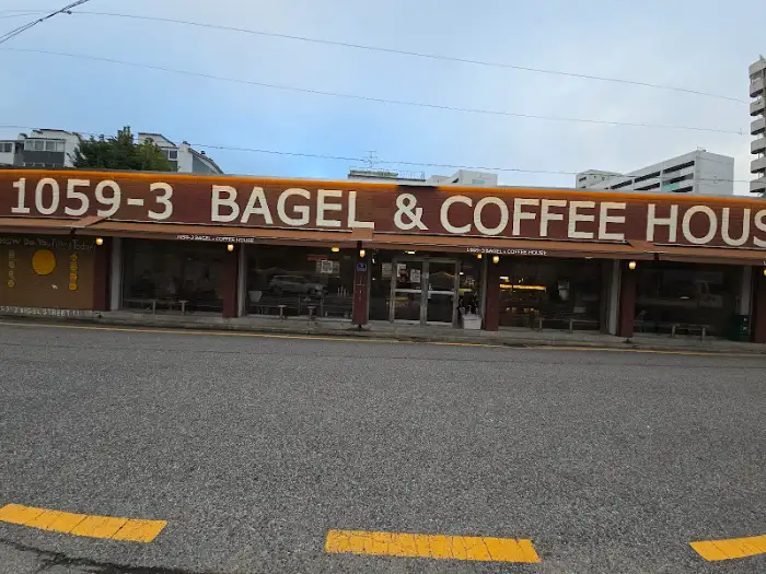 건물 외부 모습. 1059-3 BAGEL & COFFEE HOUSE라는 간판이 크게 걸려 있다.