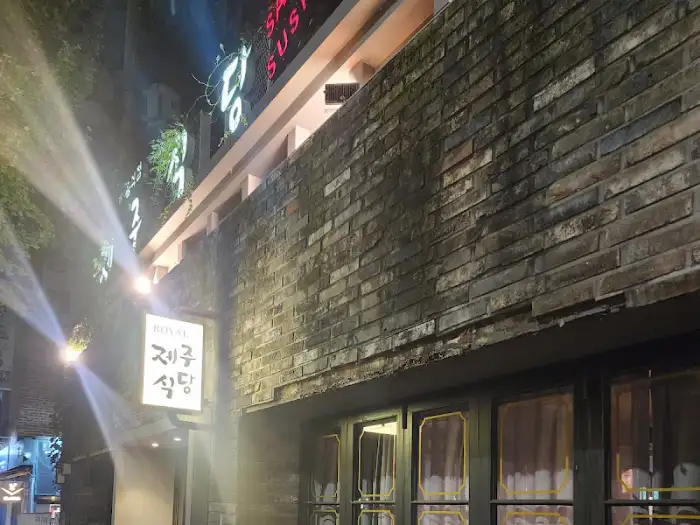 가게 입구에서 보이는 내부 전경