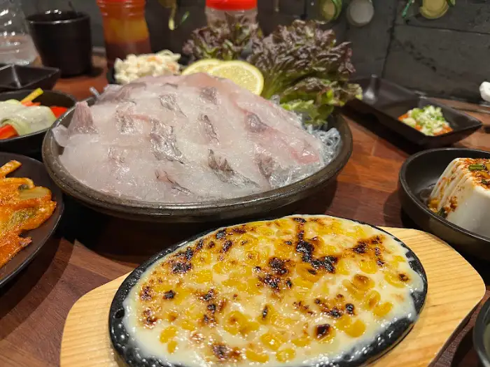 신선한 활어회 접시가 가운데 놓여 있습니다.