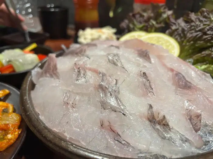 회를 가까이서 찍은 사진으로, 신선함이 돋보입니다.