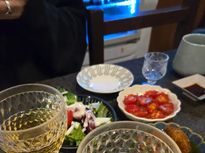테이블에 놓인 술잔과 접시들