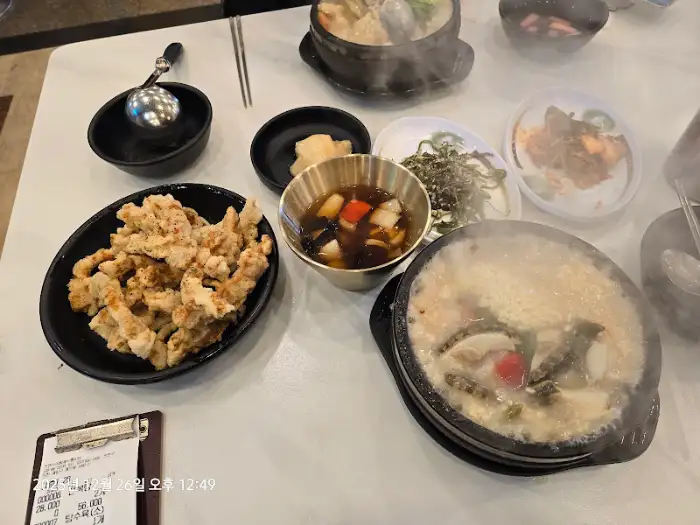 테이블에 차려진 음식들
