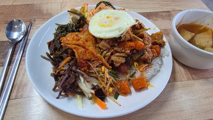 밥과 반찬, 국이 함께 나온 밥상