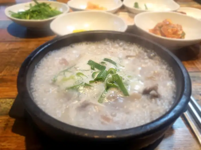 김이 모락모락 나는 순대국밥 클로즈업 사진