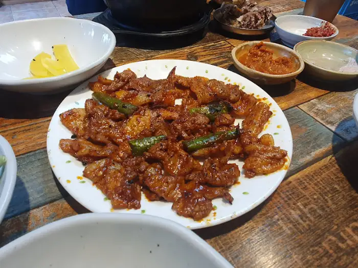 매콤달콤한 양념에 버무려진 돼지 연탄구이 접시