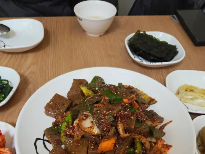 정갈하게 양념된 도토리묵