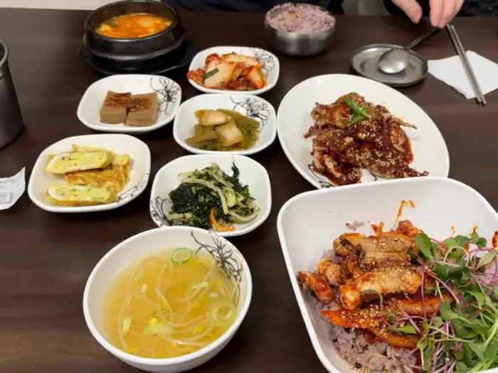 푸짐하게 차려진 밑반찬과 메인 메뉴
