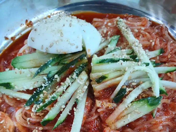 비빔밀면에 올라간 고명