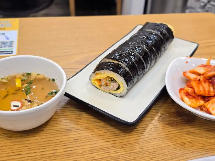 묵은지참치김밥과 곁들임 메뉴