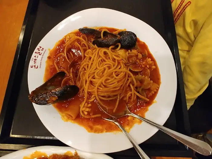 토마토소스 베이스의 해물 스파게티