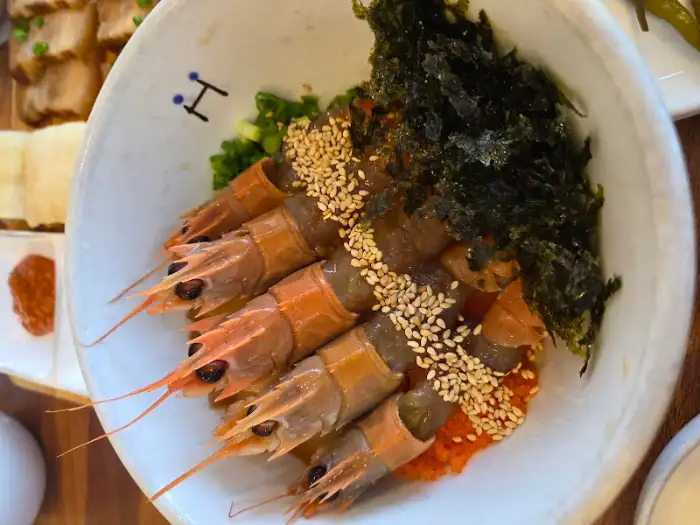 다양한 장 종류가 담긴 접시