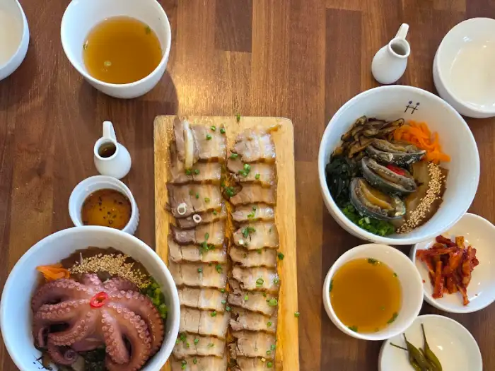 테이블 가득 차려진 다양한 음식들