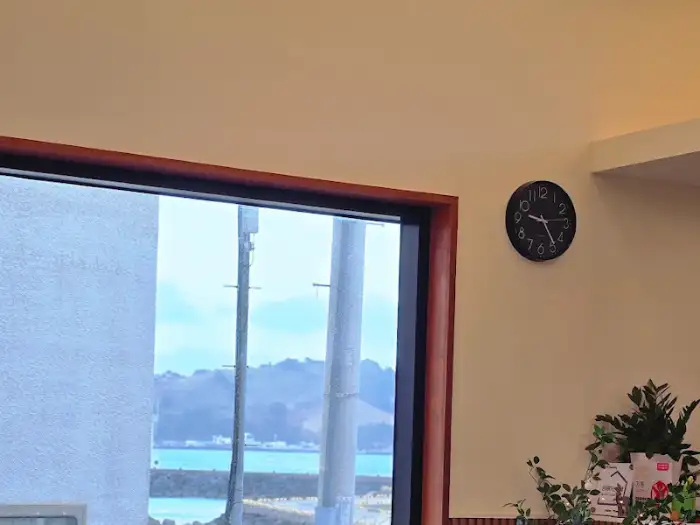 창밖으로 보이는 제주 풍경과 시계
