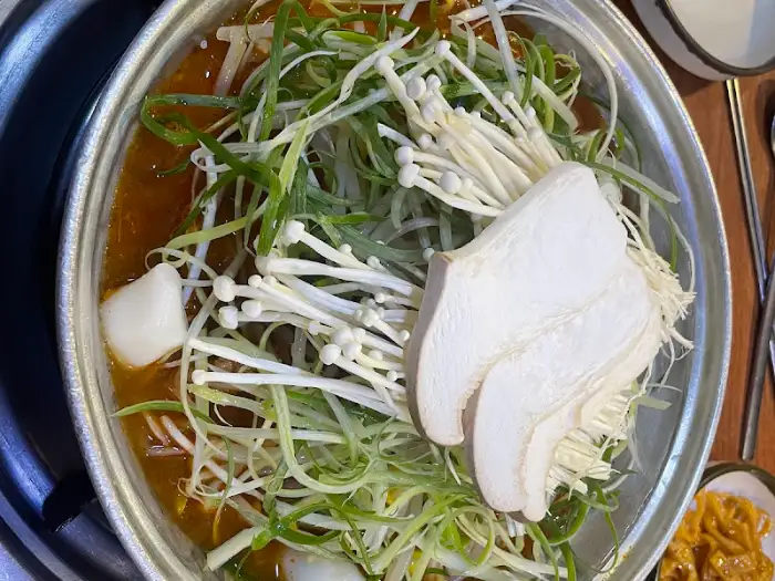 버섯과 채소가 듬뿍 올라간 갈비찜