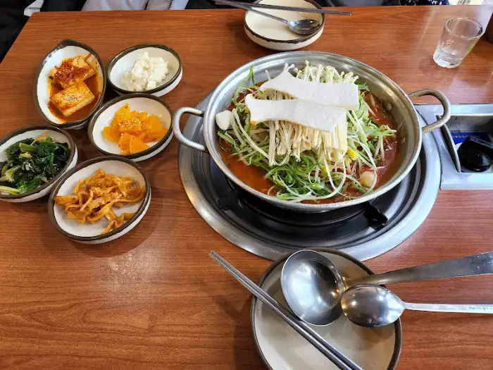 다양한 밑반찬과 메인 요리