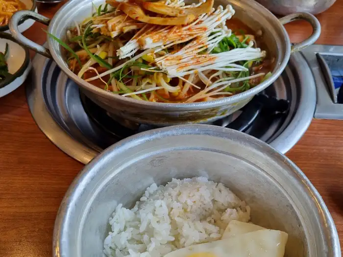 갈비찜과 밥을 함께 담은 모습