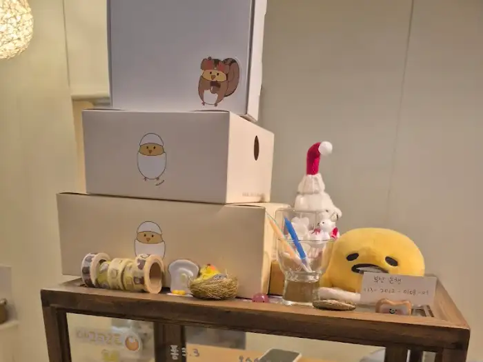 다양한 캐릭터 상품과 함께 쌓여 있는 쇼핑백