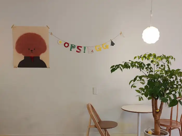 벽에 걸린 그림과 장식, 그리고 식물