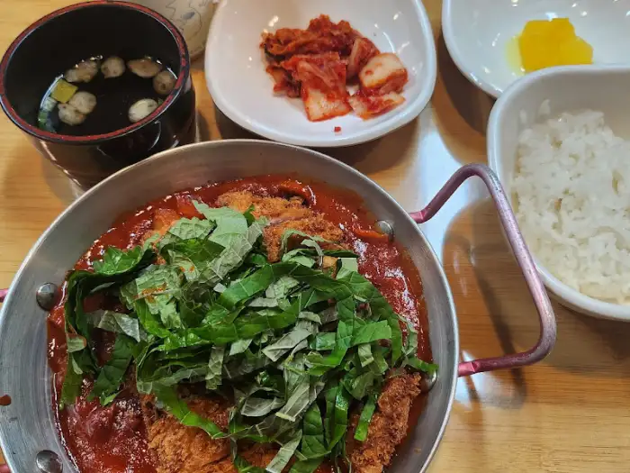 돈까스와 함께 제공되는 밥, 김치, 국물