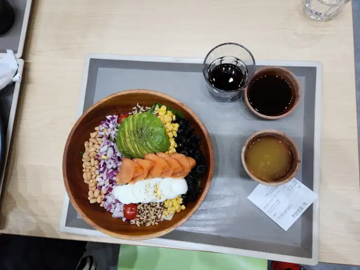 맛있게 담겨 나온 샐러드 볼