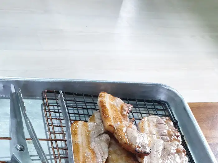 식탁 위의 삼겹살과 쌈 채소