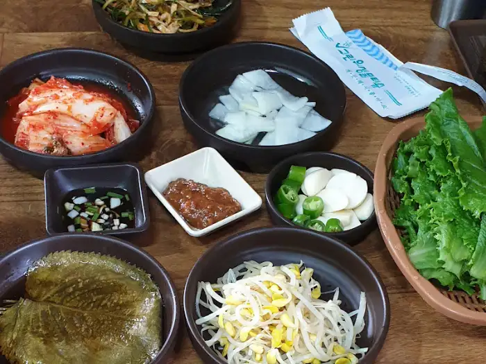 정갈하게 차려진 비빔 밀면