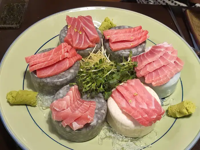 참치회 여러 점이 겹겹이 쌓인 모습