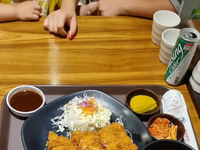 김치, 깍두기, 양배추 샐러드가 곁들여진 돈까스