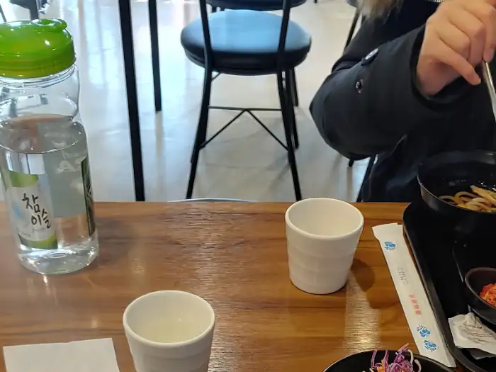 테이블 위 음식 세팅과 음료수 캔