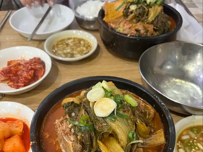 테이블에 차려진 감자탕 한상