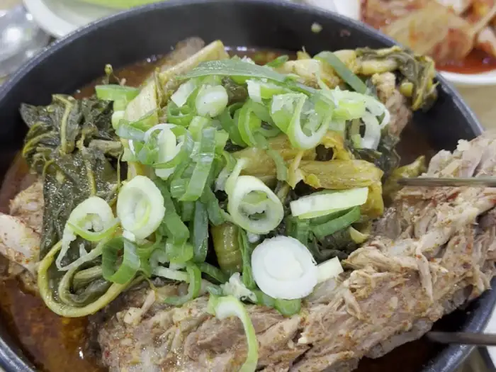 감자탕 뼈에 붙은 살 발라 먹는 모습