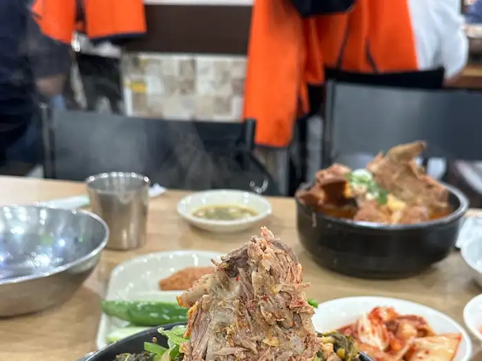 다 먹어갈 때쯤의 감자탕 냄비