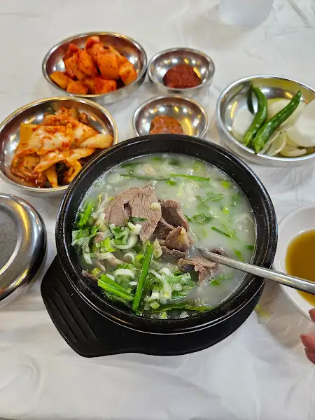 푸짐한 소머리국밥 근접 사진