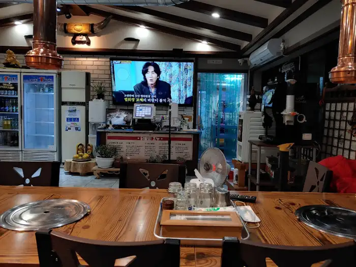 테이블에 차려진 숯불 닭발과 밑반찬