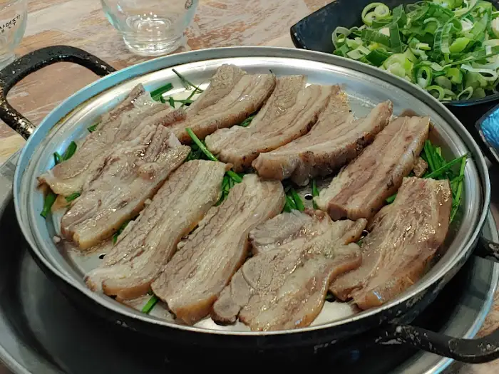서비스로 나온 야들야들한 수육